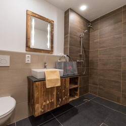 Koupelny v apartmánech jsou vybaveny nábytkem z tyrolského dřeva.